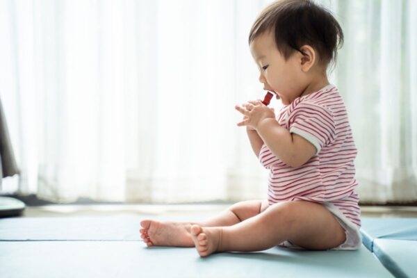Ăn uống không chú ý hoặc ngậm đồ chơi có thể khiến trẻ nuốt phải dị vật.