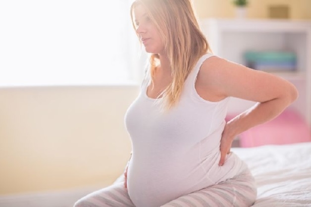 Phụ nữ mang thai cần hạn chế vận động mạnh để bảo vệ khớp cùng chậu