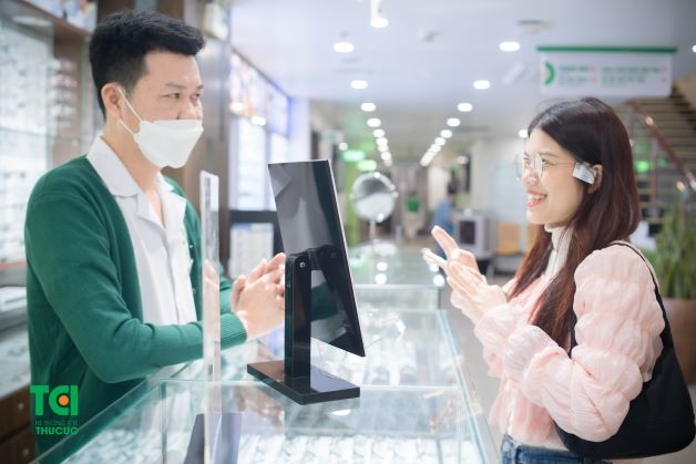 Bạn nên cân nhắc lựa chọn những địa chỉ cung cấp sản phẩm kính mắt uy tín khi chọn mua kính cận