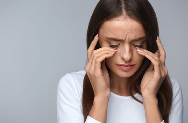 Bệnh còn tác động lên mắt khiến mí mắt sập, không thể khép lại
