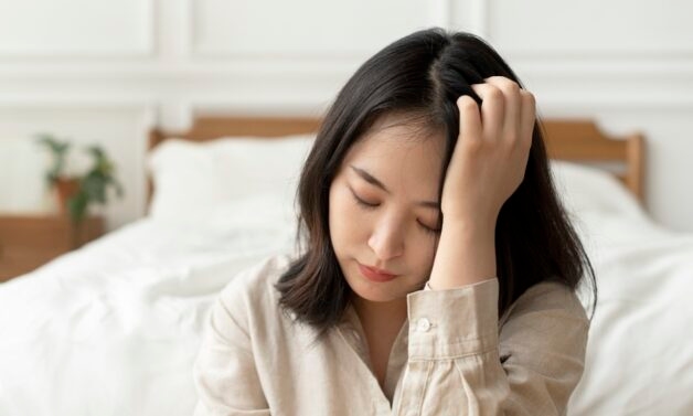 Mất ngủ gây mệt mỏi và ức chế, không đảm bảo được công việc