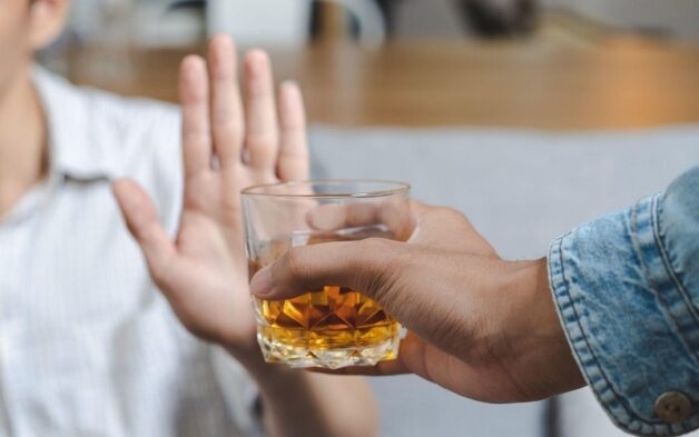Uống rượu bia làm tăng axit dạ dày nhanh chóng, khiến các tổn thương thêm trầm trọng.