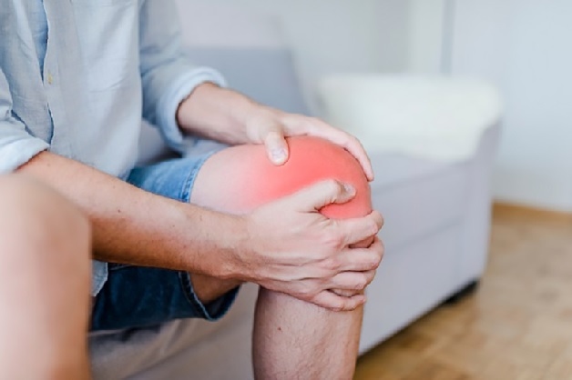 Bệnh nhân gai thoái hóa khớp gối thường bị sưng đau, tê bì đầu gối