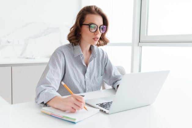 tròng kính cận lọc ánh sáng xanh có tốt không