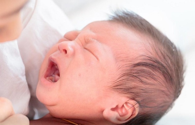Trẻ khóc nhiều không dứt có thể do đau bụng là dấu hiệu thường gặp khi bị bệnh