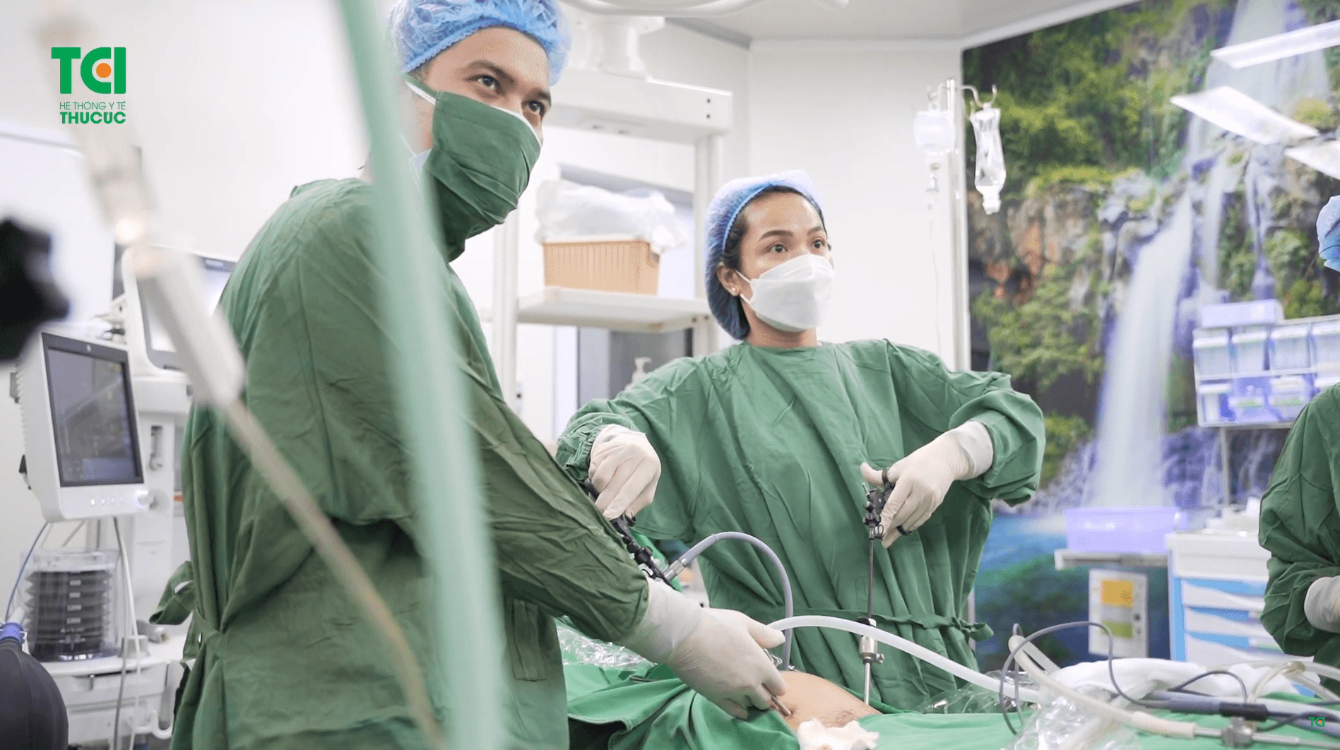 Phẫu thuật bóc U nang bì buồng trứng chứa đầy tóc cho bệnh nhân 35 tuổi
