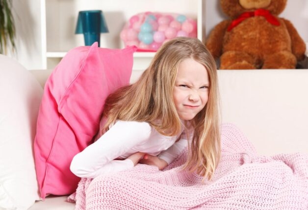 Đau bụng là dấu hiệu phổ biến của táo bón.