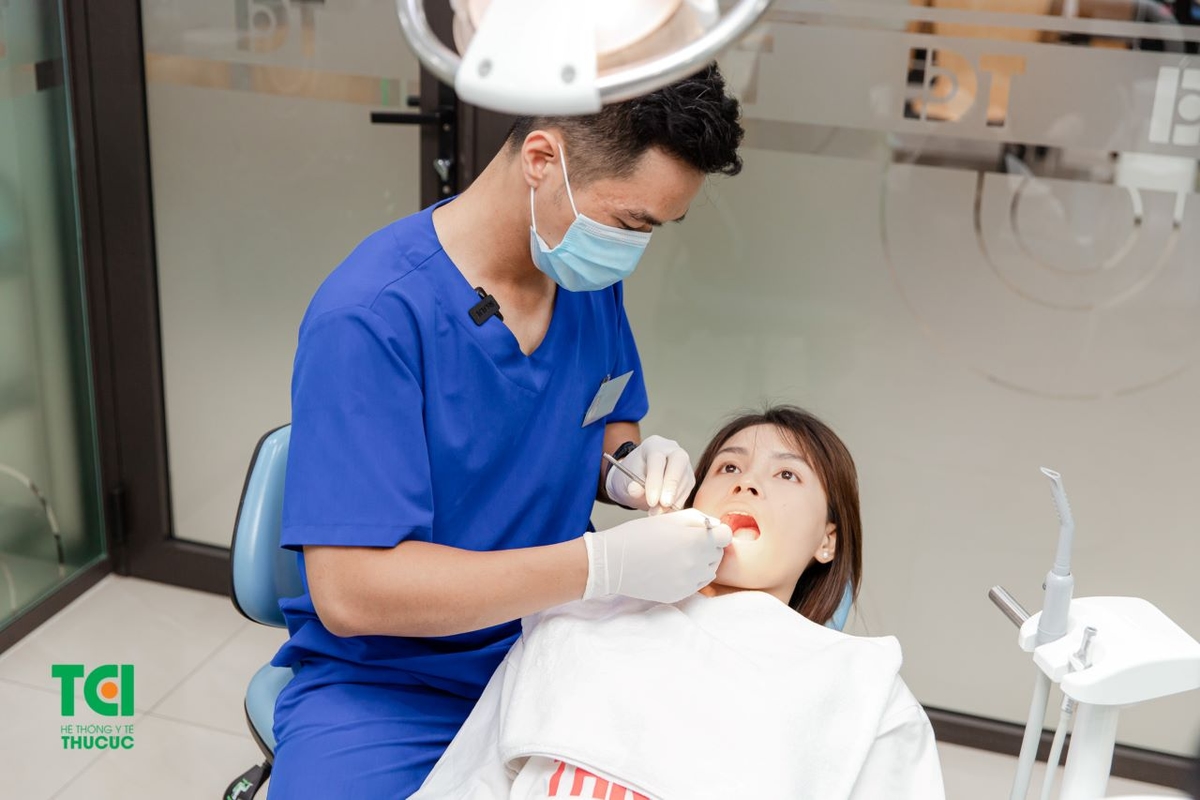 Có nên niềng răng mắc cài sứ dây trong?