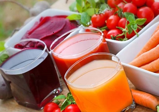 Ngoài nước, có thể thưởng thức nước ép trái cây tươi để tăng cường chất chống oxy hóa 