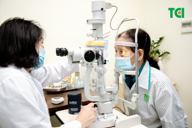 Điều trị viêm màng bồ đào với chuyên gia nhãn khoa