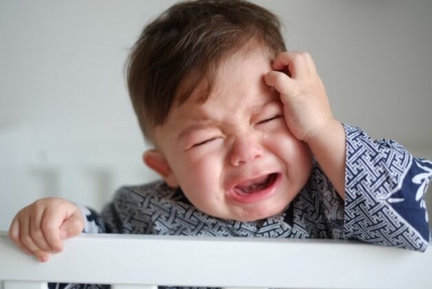Đau đầu; đau tai là hai dấu hiệu điển hình của viêm tai giữa.