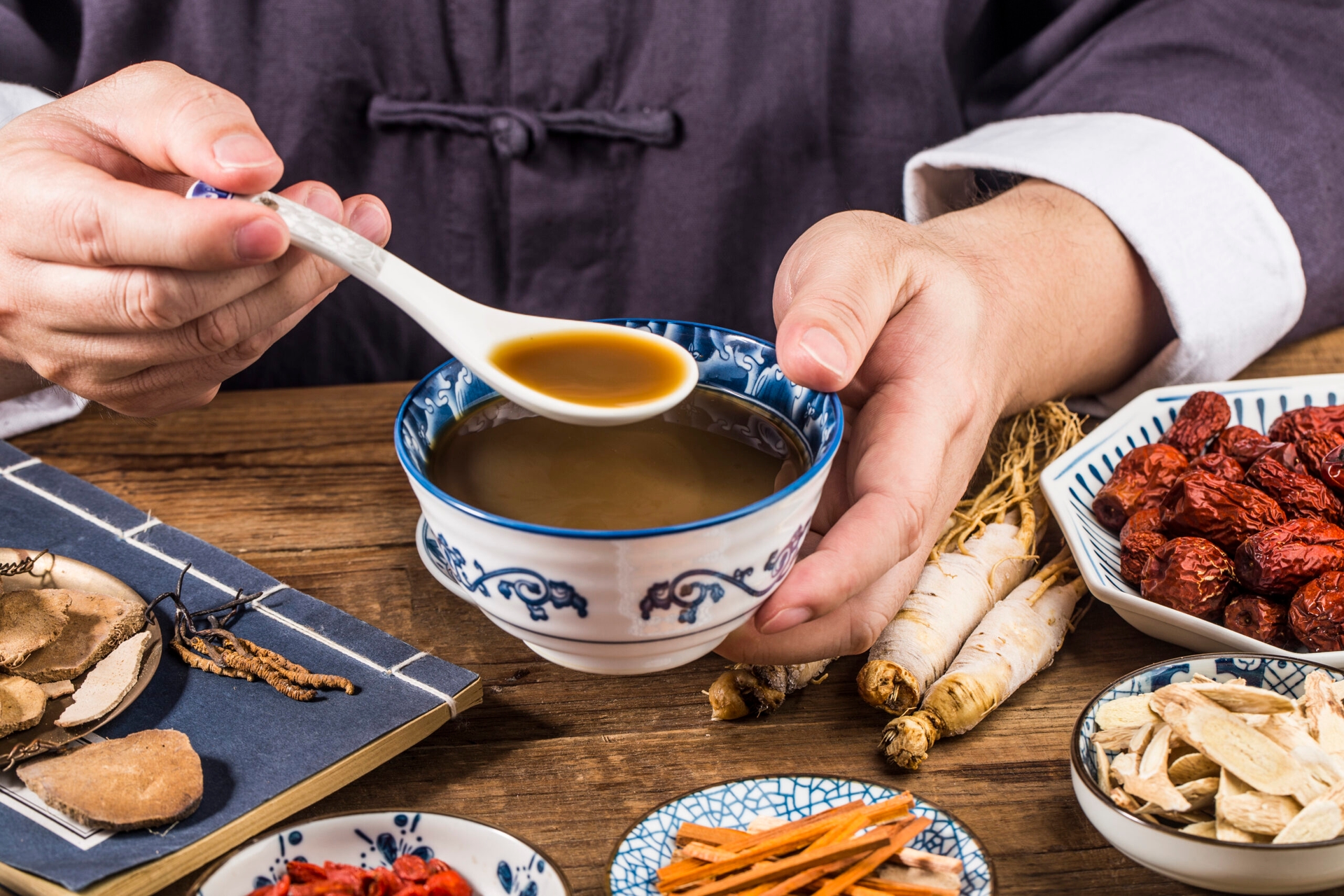Chữa u xơ tử cung bằng Đông y là một trong những phương pháp hỗ trợ điều trị hiệu quả