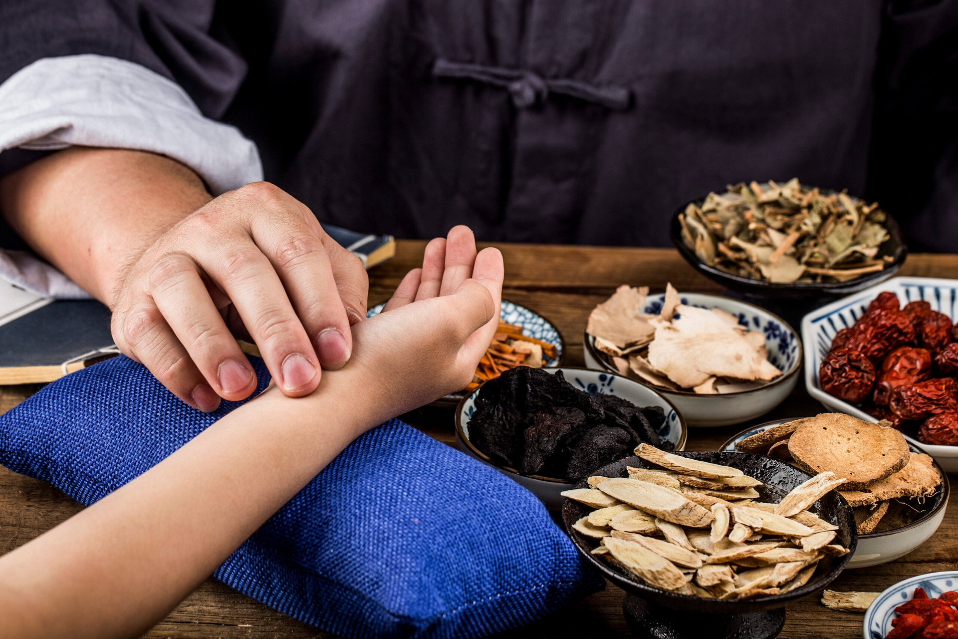 Đông y chữa u xơ tử cung dù hiệu quả chậm nhưng có khả năng điều trị nguyên nhân gốc của bệnh và ngăn ngừa tái phát trong tương lai.