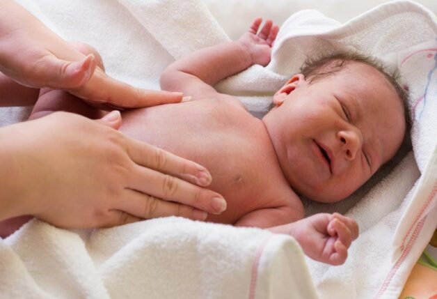 Bố mẹ có thể sờ bụng để nhận biết lồng ruột ở trẻ.