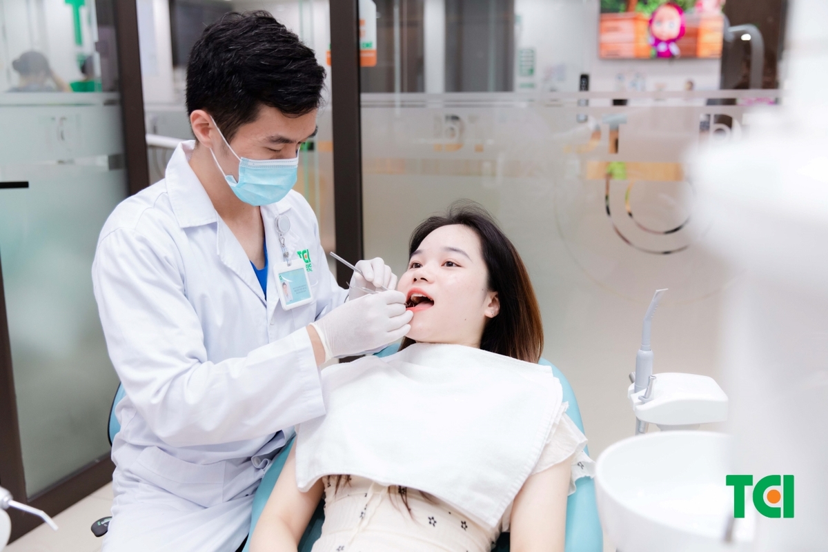 Răng sứ có phải cạo vôi răng không và nguyên nhân