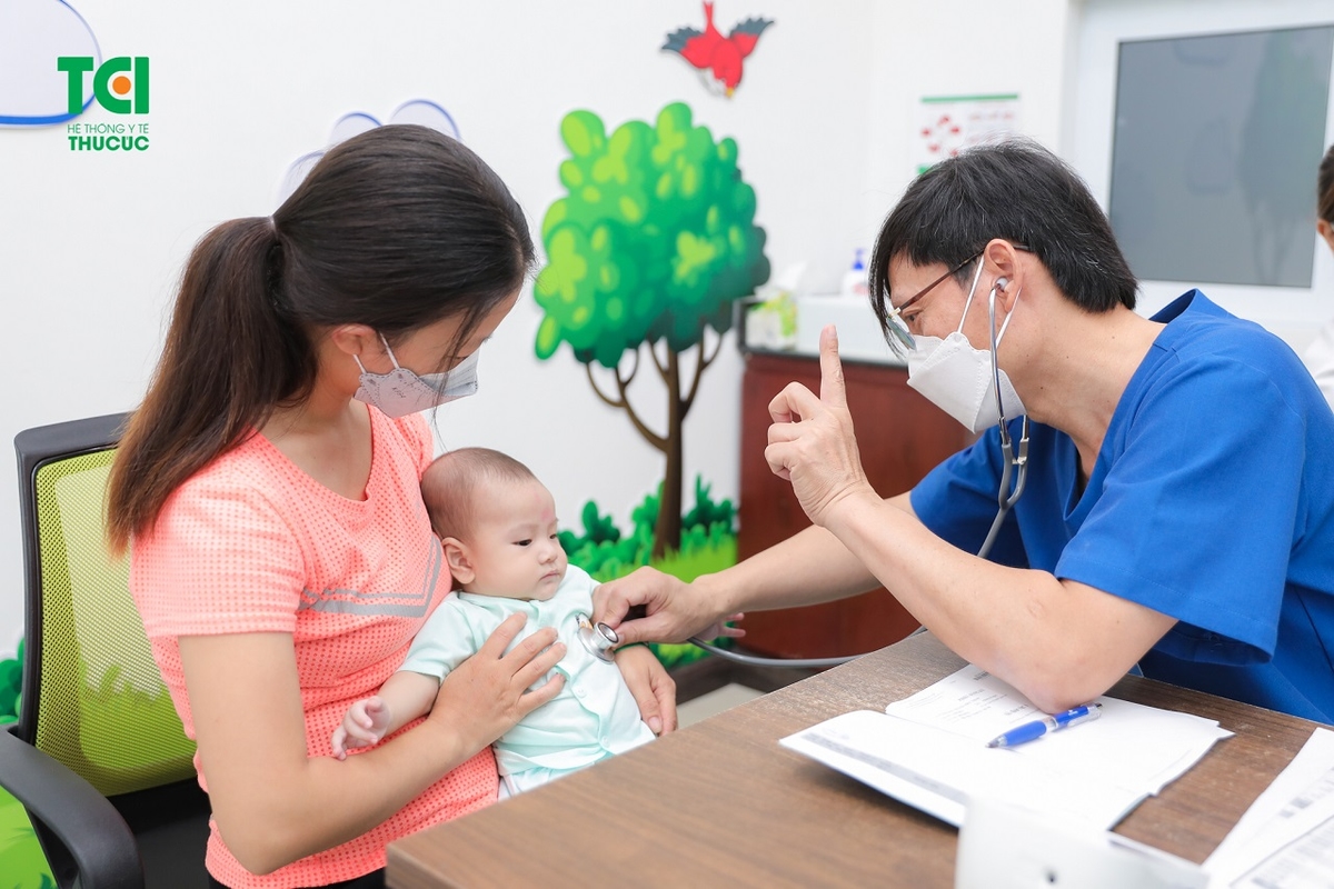 Lời khuyên cho bé bị đau mắt đỏ trước khi tiêm chủng