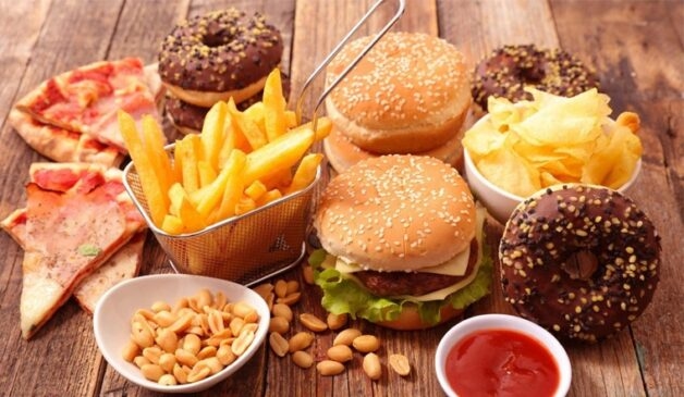 Nhận biết đột quỵ qua thực đơn ăn uống. Thực đơn ăn uống nhiều dầu mỡ, ít chất xơ làm tăng nguy cơ bị đột quỵ não