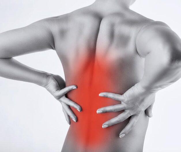 Dấu hiệu viêm cột sống dính khớp là đau lưng