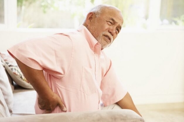 Tuổi càng lớn, người cao tuổi đối mặt với nhiều căn bệnh trong đó có bệnh đau dây thần kinh tọa