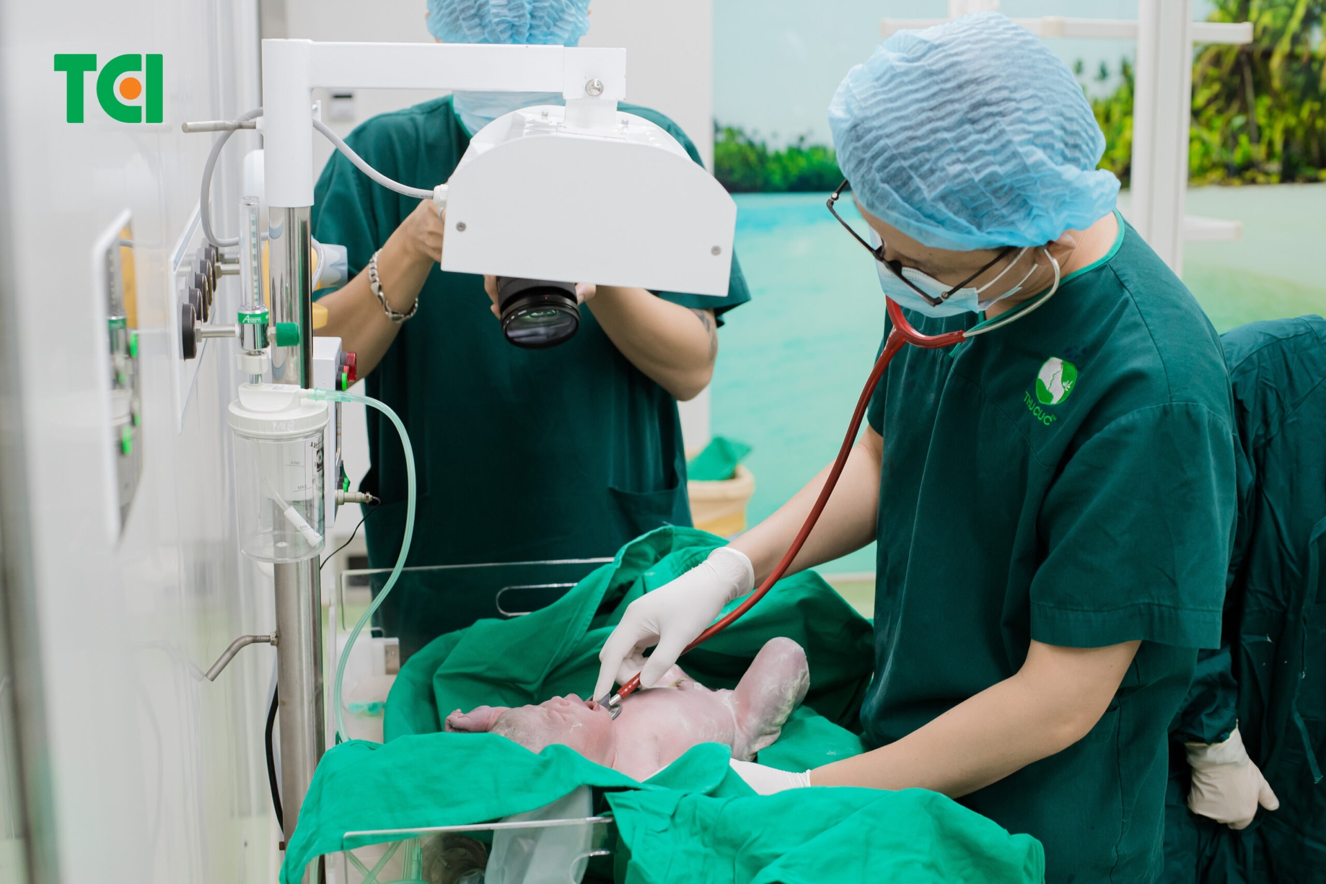 Trẻ được bác sĩ Nhi khám sức khỏe trực tiếp sau sinh tại Thu Cúc TCI