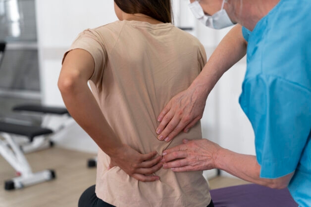 Viêm cột sống dính khớp điều trị bằng vật lý trị liệu.