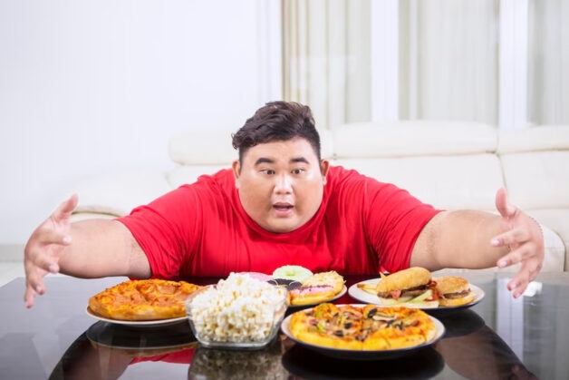 Ăn quá nhiều tiềm ẩn nhiều nguy cơ sức khỏe tiêu hóa lâu dài (Ảnh: Freepik).