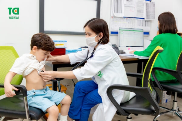 Trẻ bị cảm lạnh nên được đi khám bác sĩ sớm