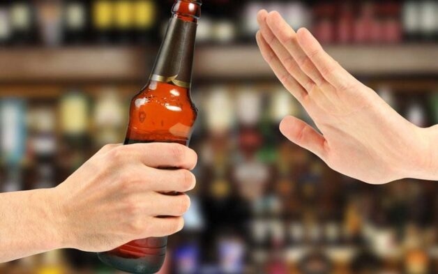 Khi đã bị xơ gan hoặc các bệnh lý về gan khác, người bệnh cần kiêng hoàn toàn rượu bia và đồ uống có cồn