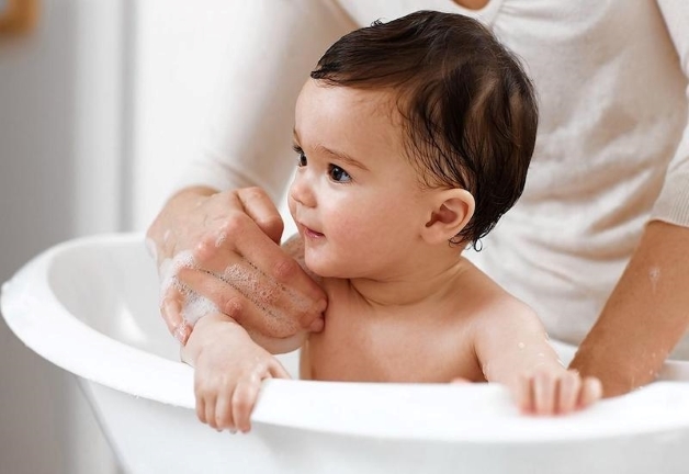 tắm cho trẻ bị sốt xuất huyết