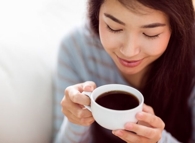 Mất ngủ hay giật mình có thể do thói quen uống nhiều cà phê, trà 