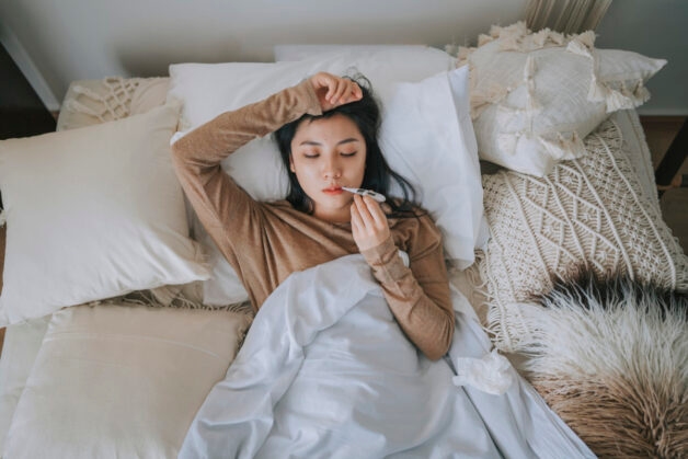 Sốt xuất huyết biểu hiện sốt cao, từng cơn, khó giảm