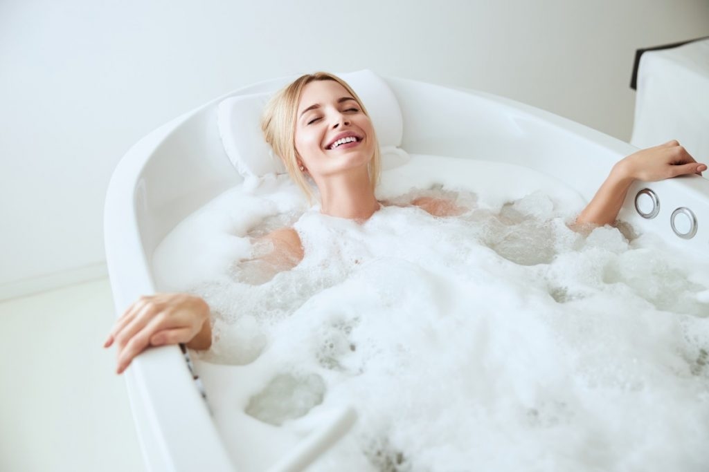 Lý giải nguyên nhân tắm đêm gây đột quỵ