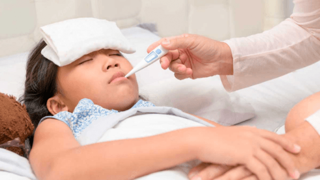 trẻ mắc sốt xuất huyết