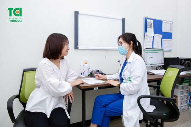 Thăm khám với bác sĩ Nội tiết để có phác đồ điều trị phù hợp tình trạng sức khỏe của mỗi người. (Ảnh: TCI)