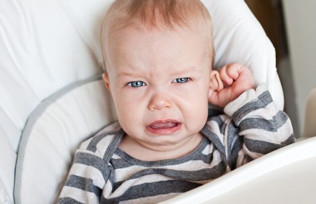 Khi bị cúm, trẻ thường mệt mỏi nên quấy khóc rất nhiều.