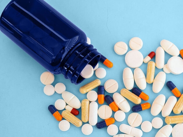 Điều trị bằng thuốc là phương pháp được áp dụng phổ biến để cải thiện hội chứng De Quervain