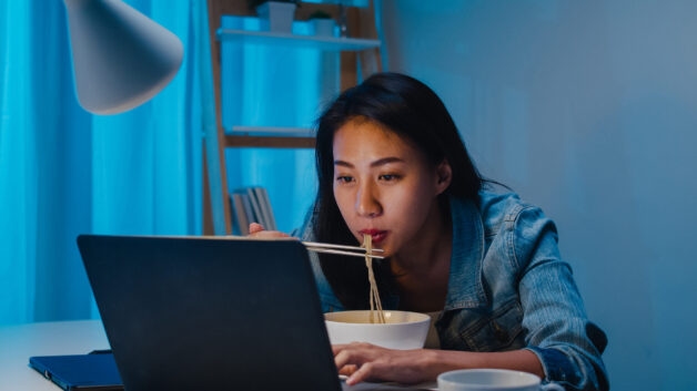 Ăn khuya không có lợi đối với cơ thể.
