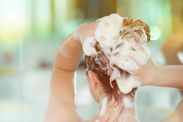 Hướng dẫn gội đầu cho mẹ bầu đang bị sốt xuất huyết