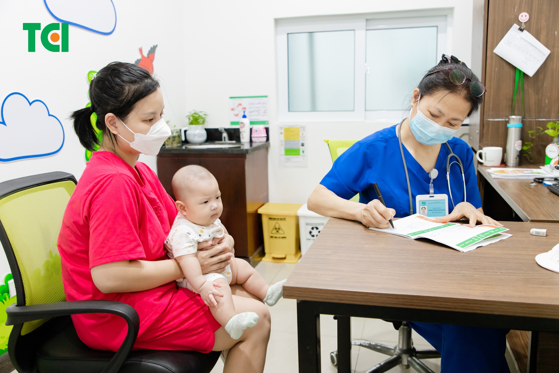 Trẻ cần được theo dõi tại trung tâm sau tiêm 30 phút để đảm bảo sức khỏe 