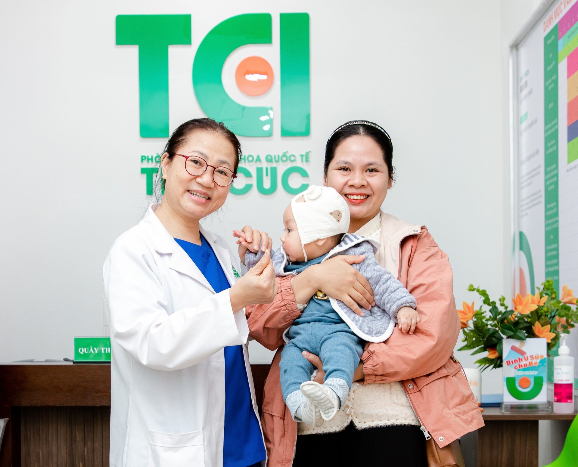 Tuy chưa có vacxin H5N1 nhưng bạn nên cho trẻ nhỏ đi tiêm vacxin cúm mùa để tăng cường sức đề kháng cho con