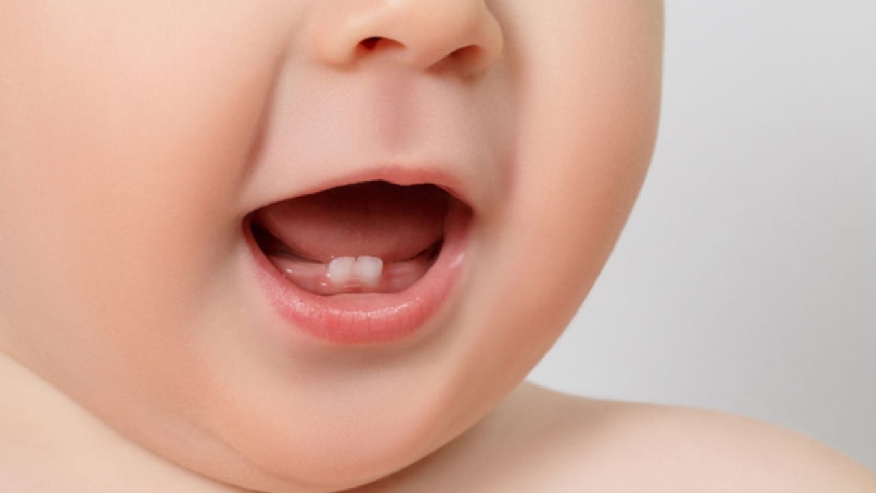 Trẻ 4 tháng mọc răng chưa và cách chăm sóc