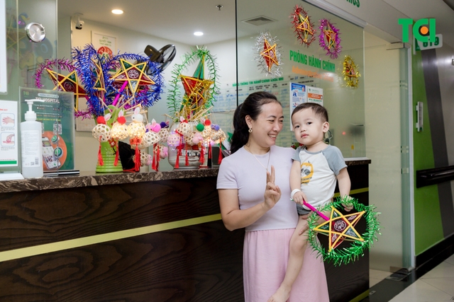 Ảnh Tặng quà Trung thu cho bé
