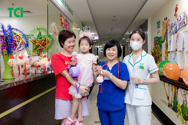 Ảnh Tặng quà Trung thu cho bé