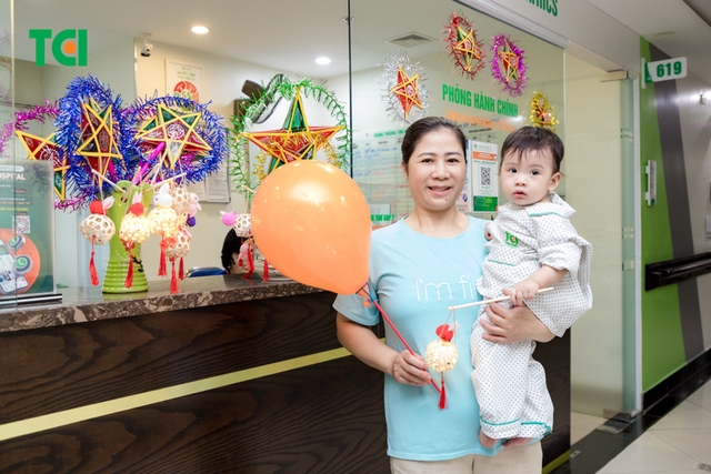 Ảnh Tặng quà Trung thu cho bé