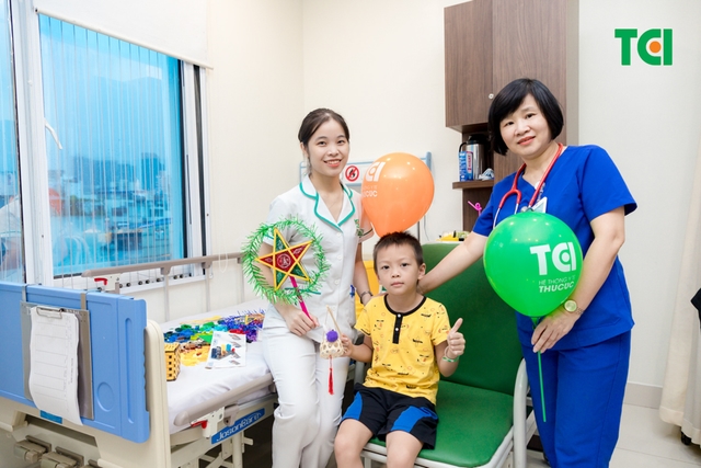 Ảnh Tặng quà Trung thu cho bé
