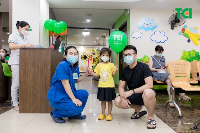 Ảnh Tặng quà Trung thu cho bé