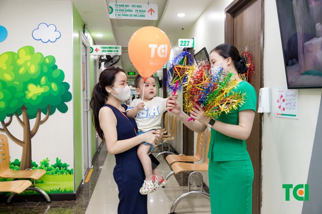 Ảnh Tặng quà Trung thu cho bé