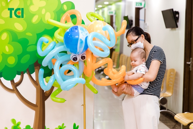 Ảnh Tặng quà 1/6 cho bé