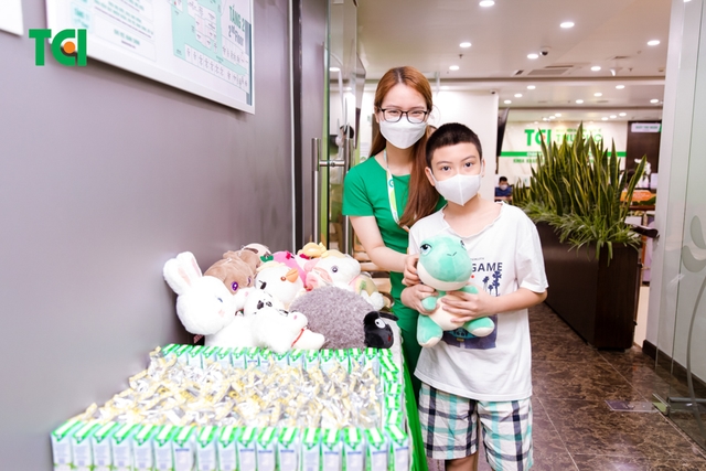 Ảnh Tặng quà 1/6 cho bé
