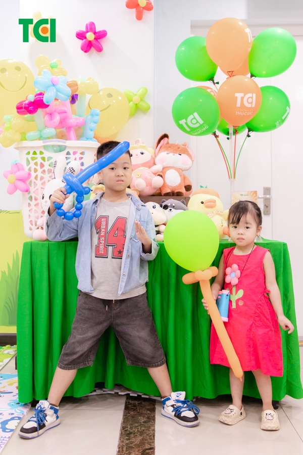 Ảnh Tặng quà 1/6 cho bé